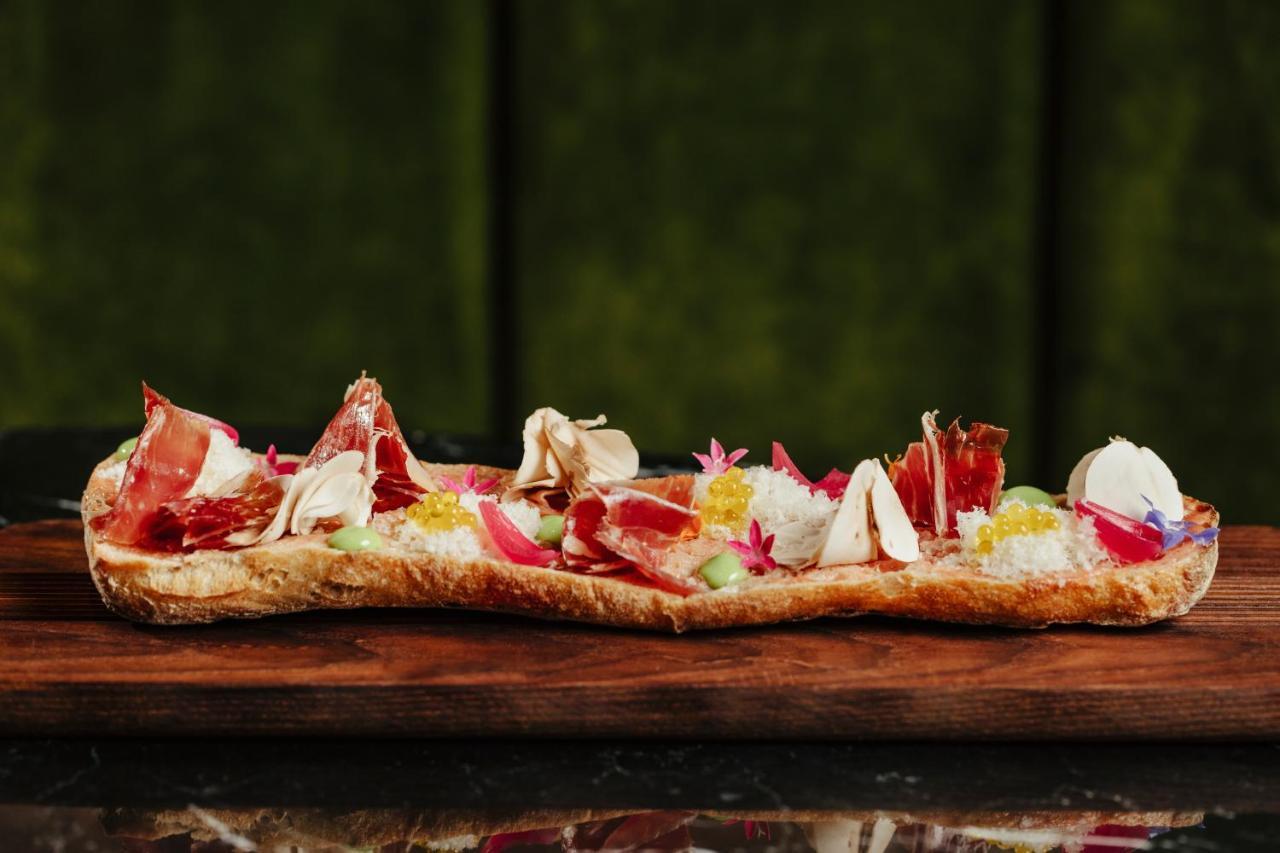 Radisson Collection Hotel, Magdalena Plaza Sevilla エクステリア 写真 A typical Italian panino