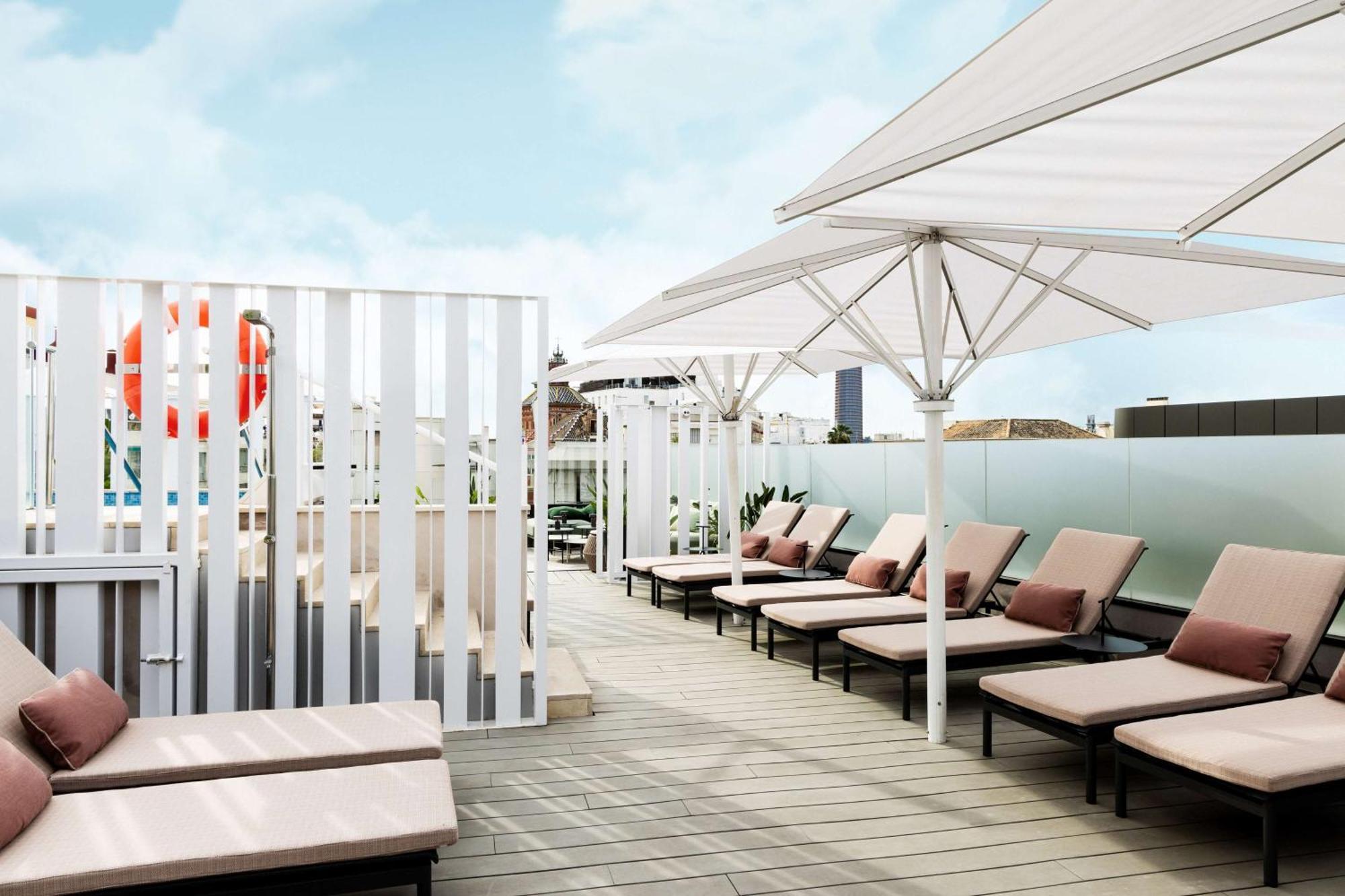 Radisson Collection Hotel, Magdalena Plaza Sevilla エクステリア 写真 The rooftop pool at the hotel